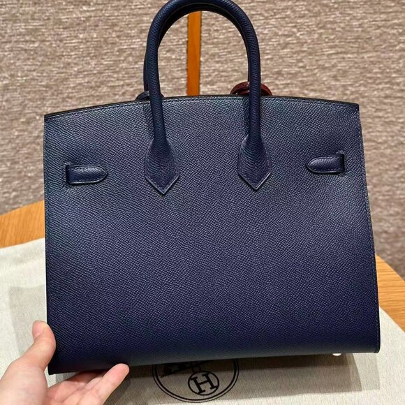 Classic Hermes Bag: A Stylish and Versatile Choice for Elegance - Picture 3 of 6